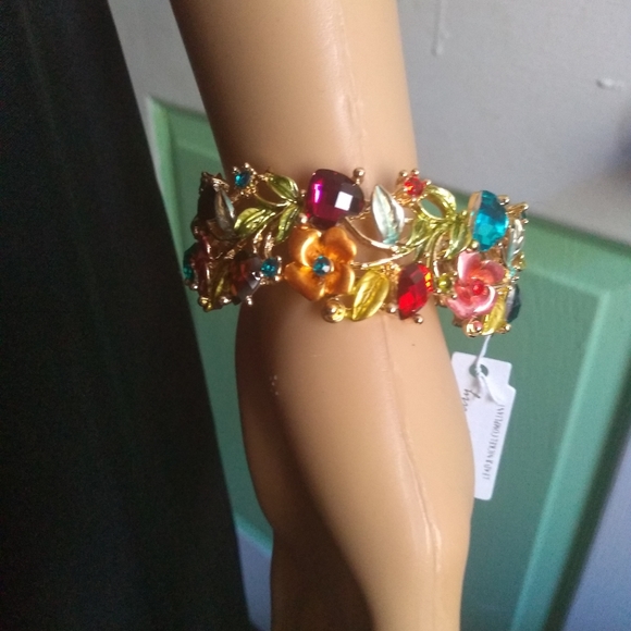 New fashion Bangles Bracelets. - Picture 1 of 6
